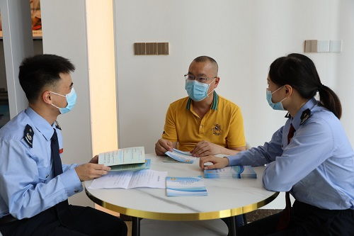 茂名化州稅務(wù)紓困服務(wù)隊助力水產(chǎn)出口企業(yè)復產(chǎn)復銷